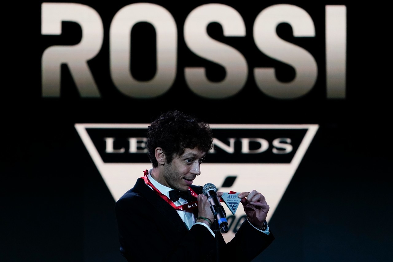 Valentino Rossi, con su medalla tras ser nombrado Leyenda de MotoGP en Valencia.