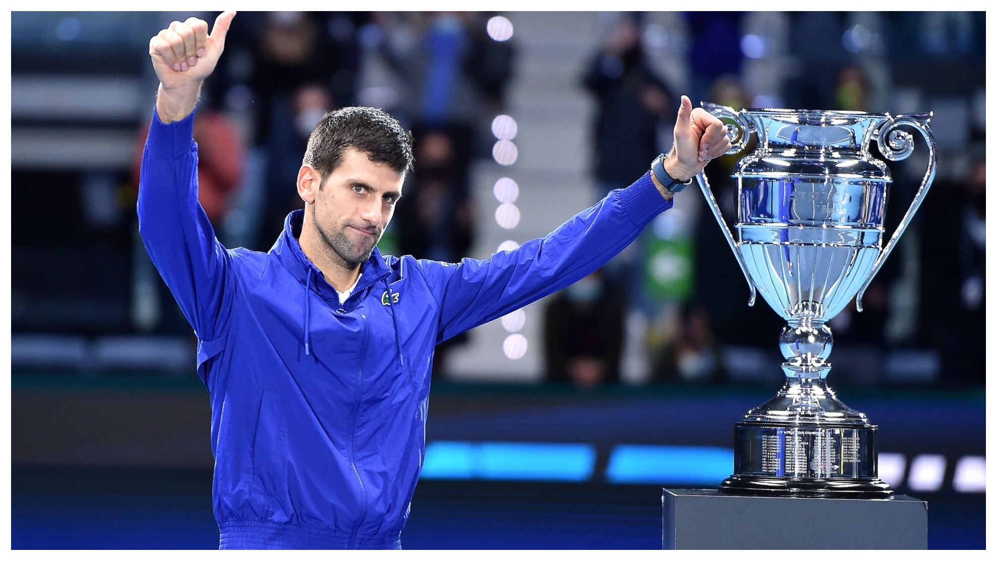 Djokovic, con el trofeo de número uno ATP