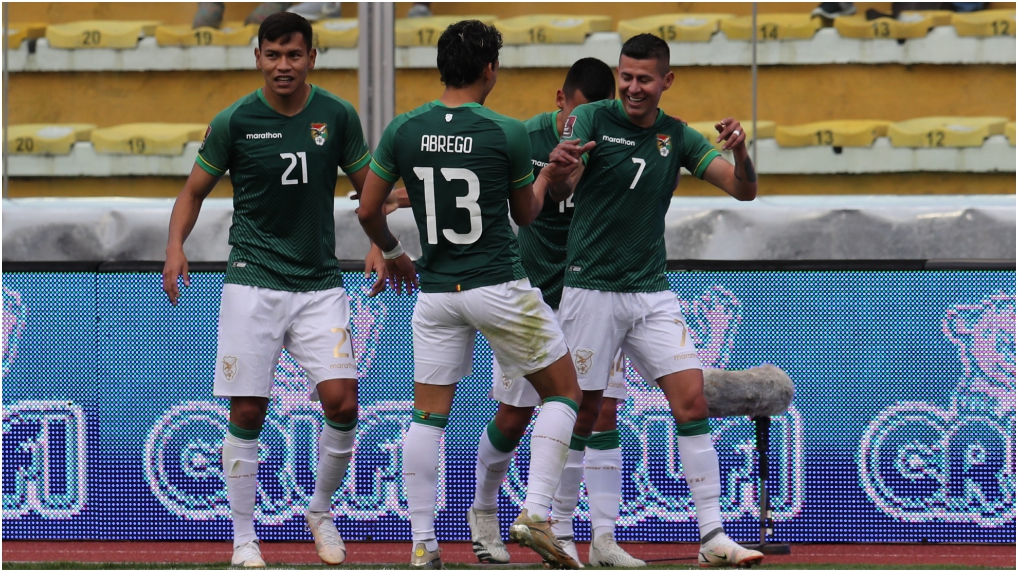 Los jugadores de Bolivia celebran el tanto de Arce.