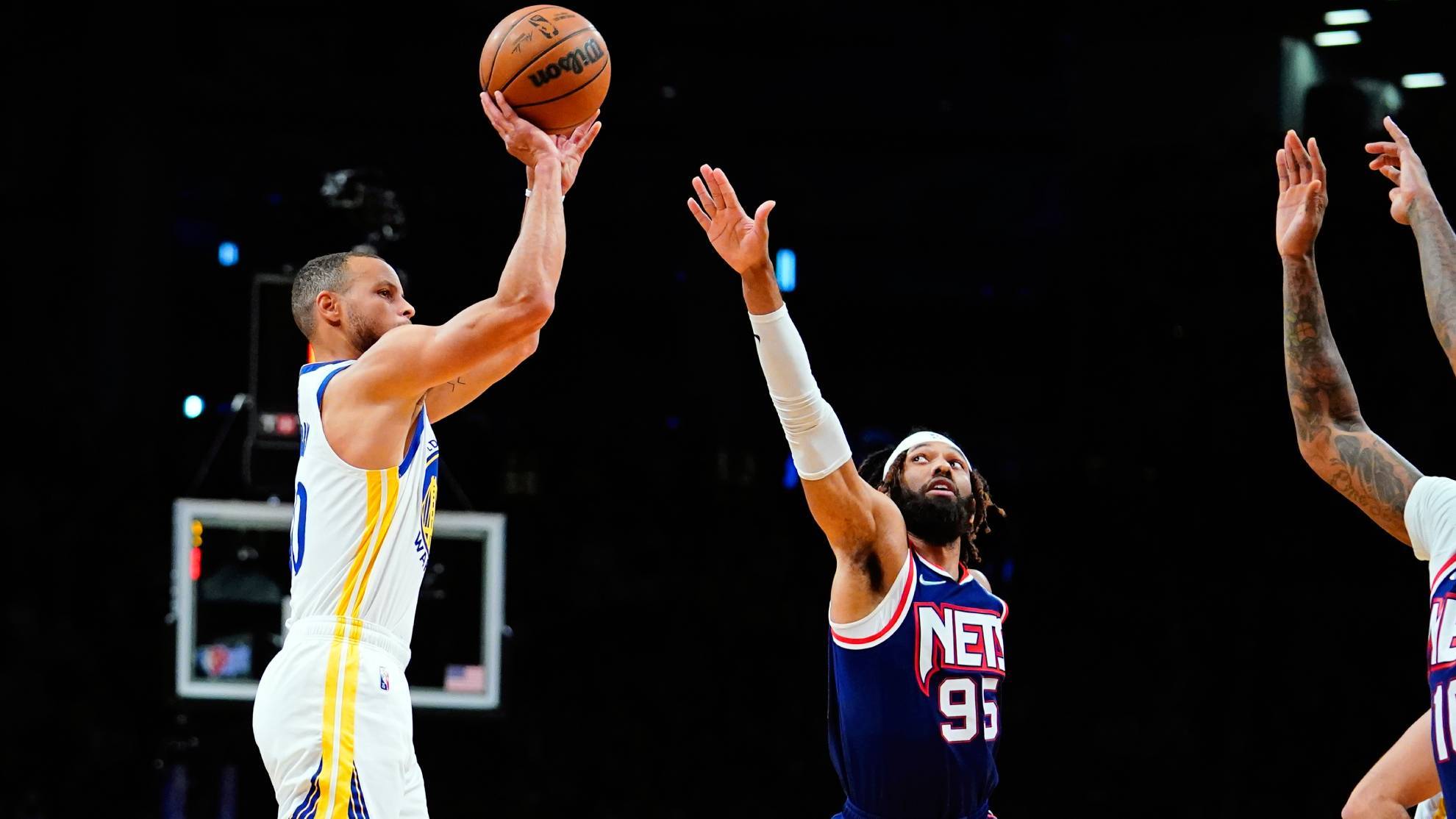 Stephen Curry lanza a canasta ante la defensa de los Nets