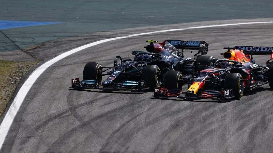 Verstappen y Hamilton en la peligrosa maniobra del holandés en el GP de Brasil.