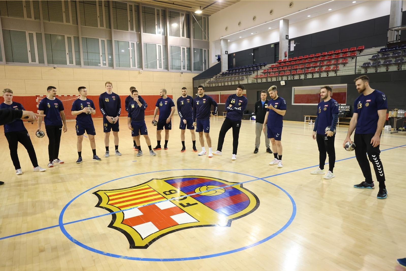 La plantilla del Kielce, entrenándose ayer en la Ciudad Deportiva del Barça