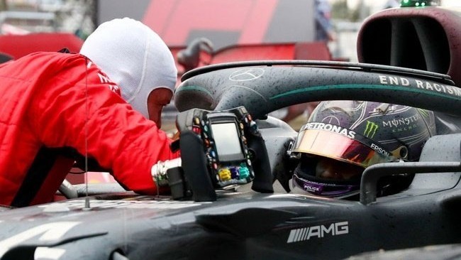 Vettel, apoyado en el coche de Hamilton, tras una carrera de 2020.