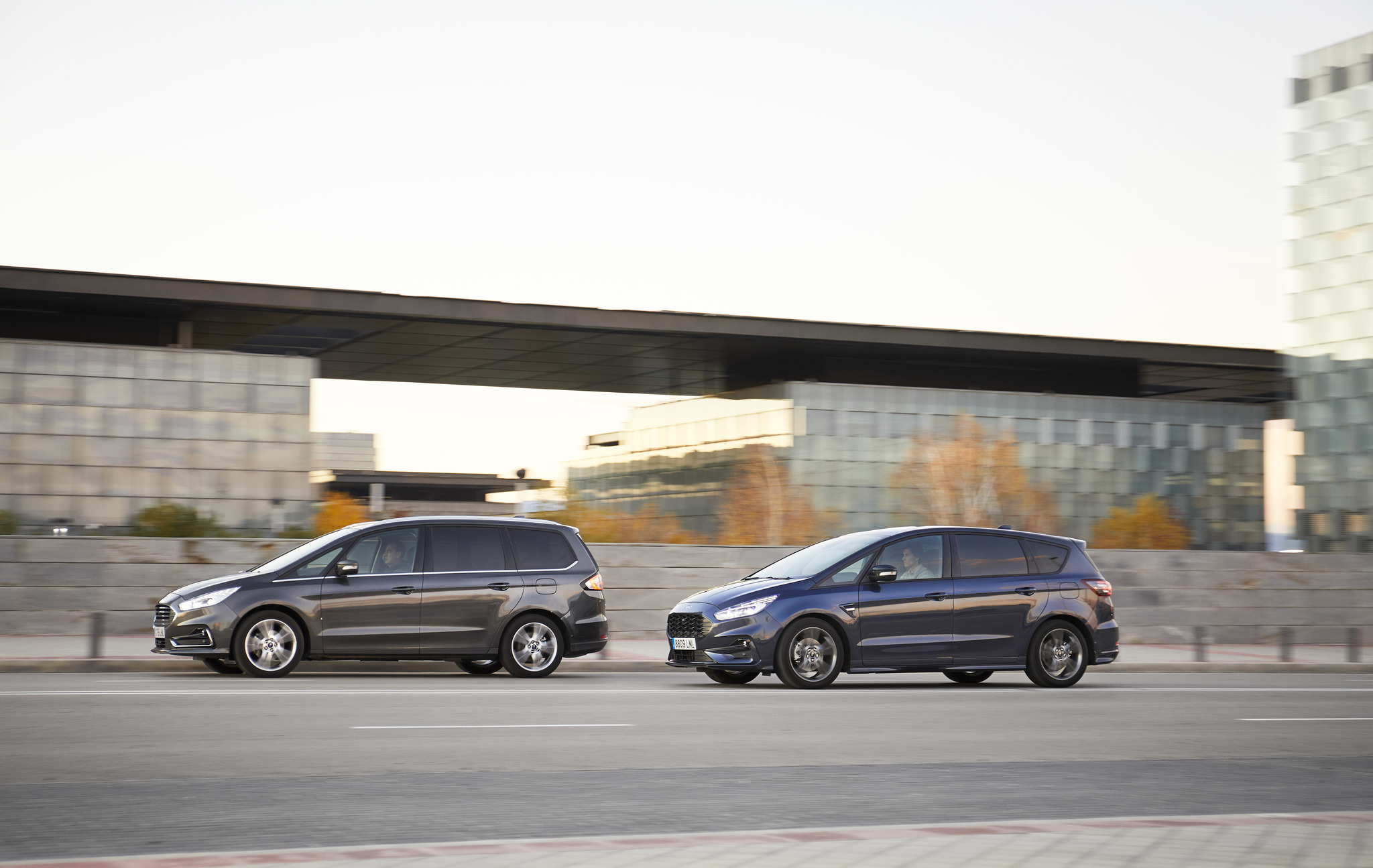 Sin cambios exteriores, los Galaxy (derecha) y S-Max de Ford híbridos ganan en eficiencia.