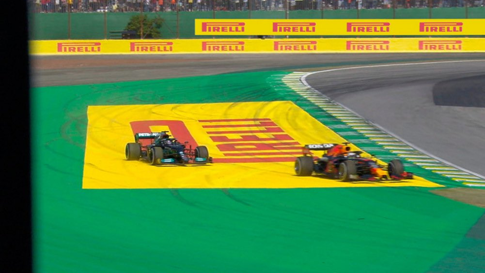 Hamilton y Verstappen en la polémica maniobra de Brasil.