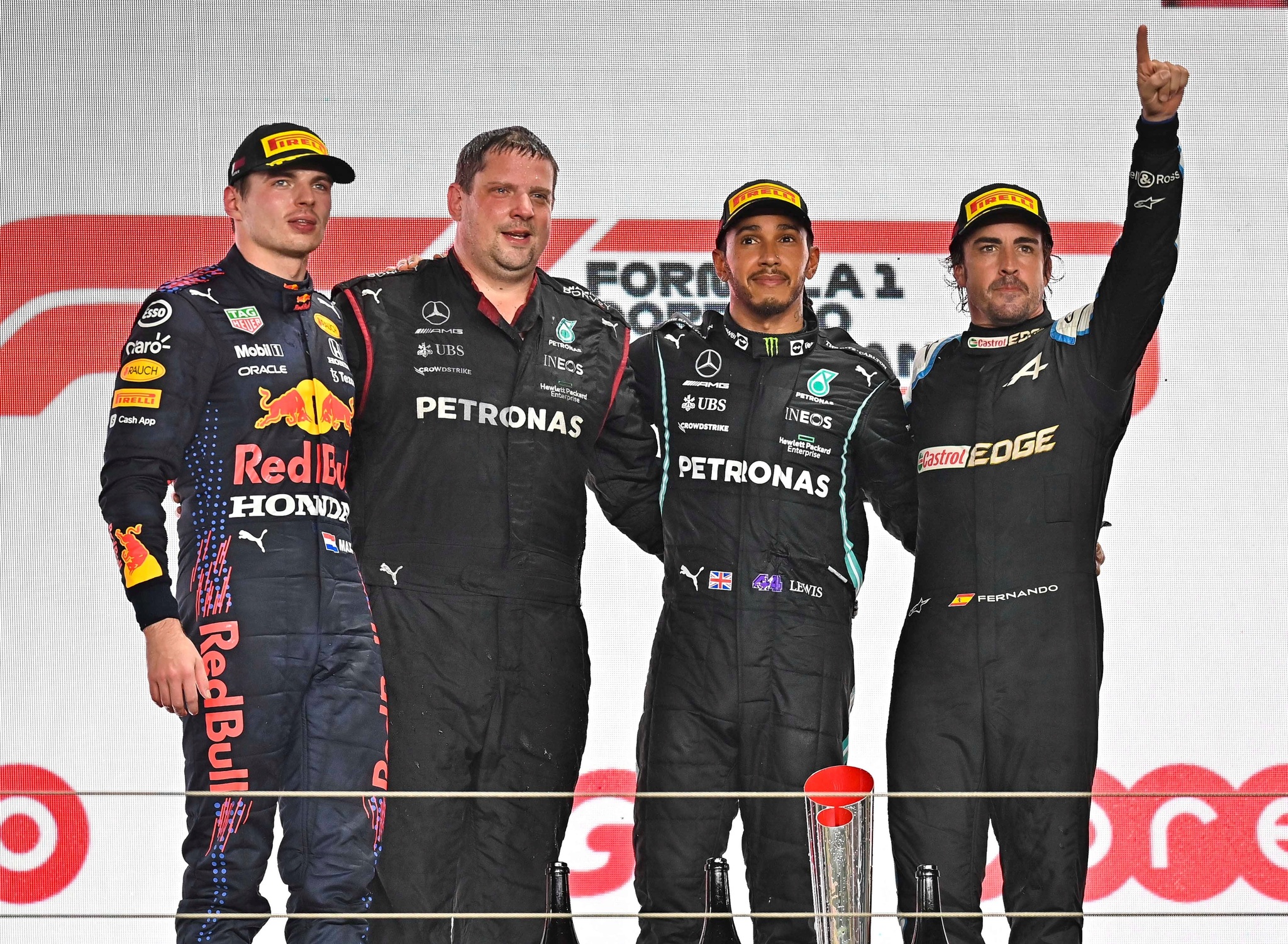 Lewis Hamilton, Max Verstappen y Fernando Alonso, en el podio de Qatar.