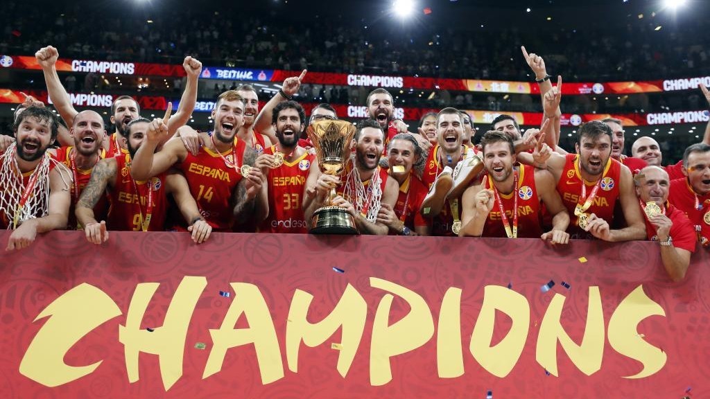 Los jugadores de la seleccin espaola celebran el ttulo mundial en 2019.