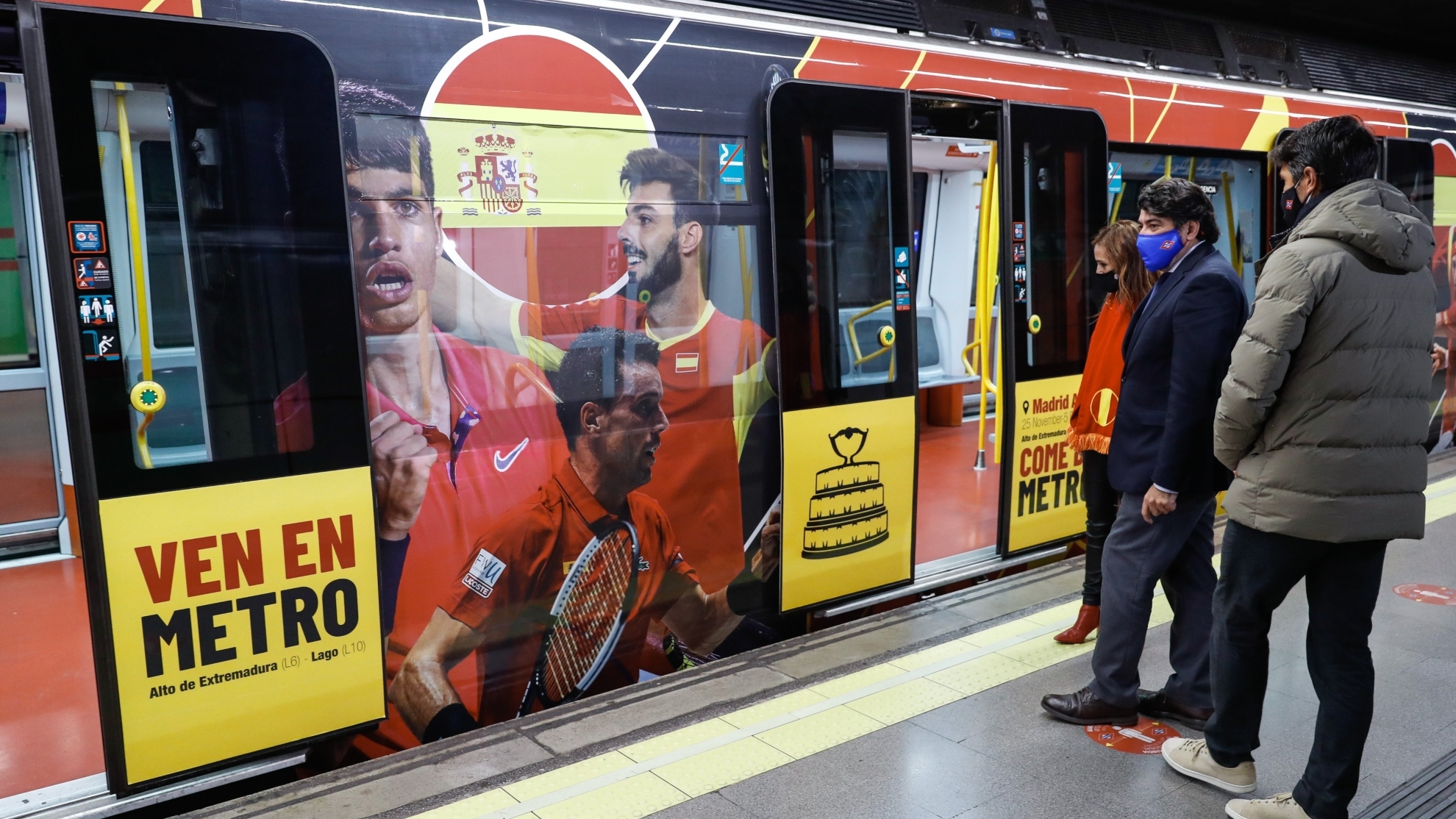 Verdasco junto al vagn de metro dedicado a la Seleccin Espaola que participar en la Copa Davis.