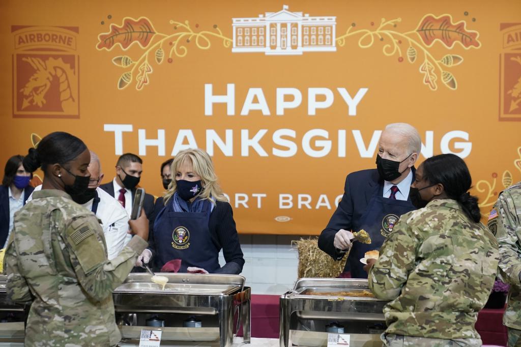 El presidente Joe Biden y la primera dama sirven la cena durante una visita a Fort Bragg para conmemorar las próximas vacaciones de Acción de Gracias