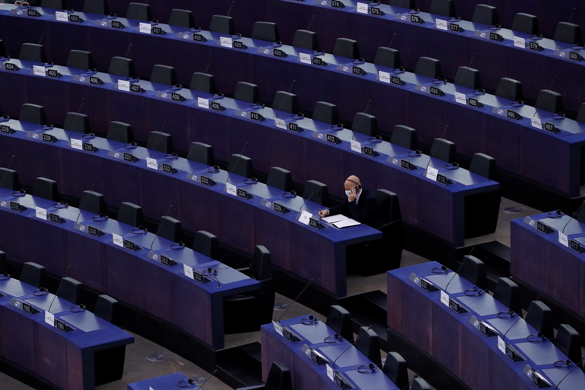 Un parlamentario asiste a una sesin plenaria del Parlamento Europeo el lunes en Estrasburgo.