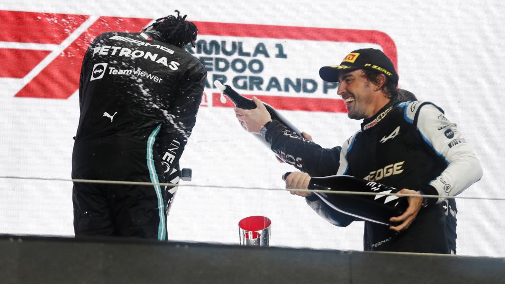Fernando Alonso, de celebración con Lewis Hamilton, en el podio de Qatar.