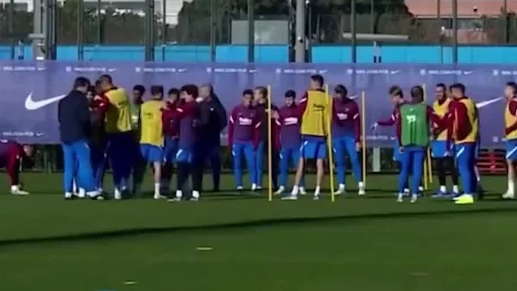 Reina el gran ambiente en el Barça: Riqui Puig  'trollea' a Xavi Hernández por llegar tarde a entrenar