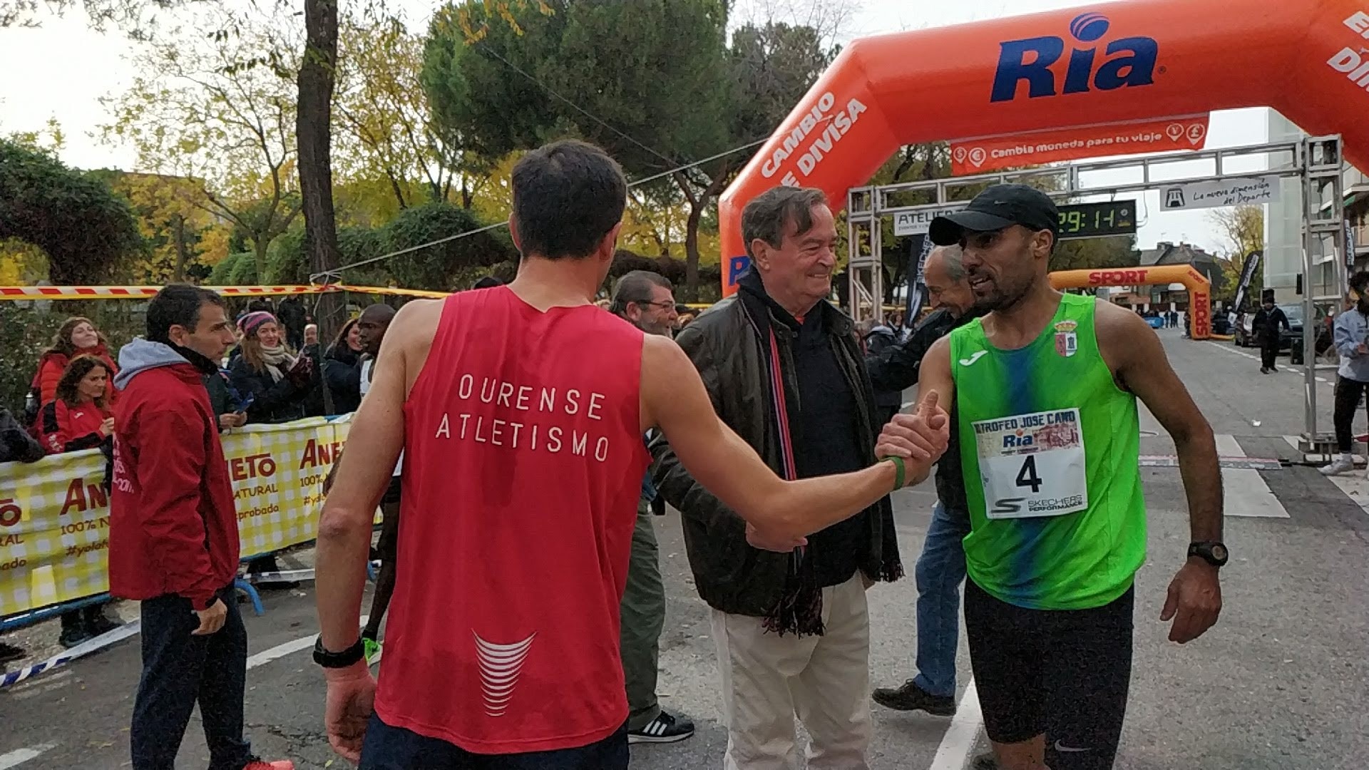 José Cano saludando a algunos corredores en la meta de la carrera de Canillejas