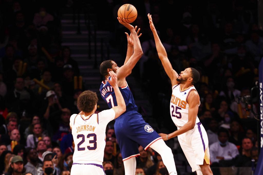Durant lanza a canasta en el partido entre Nets y Suns.