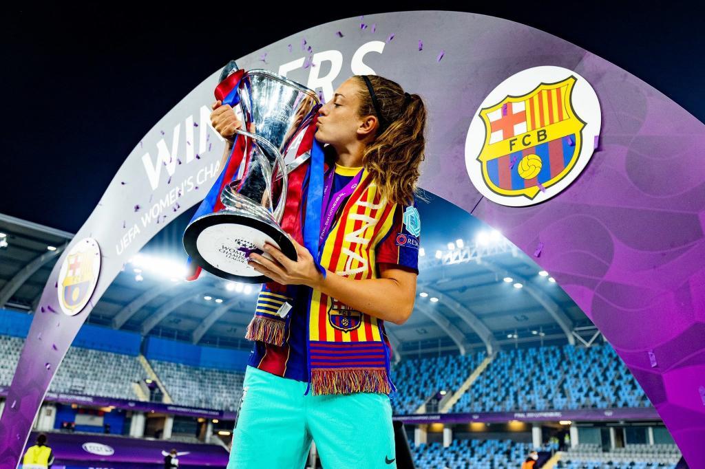Alexia Putellas besa la Champions League tras conquistarla.