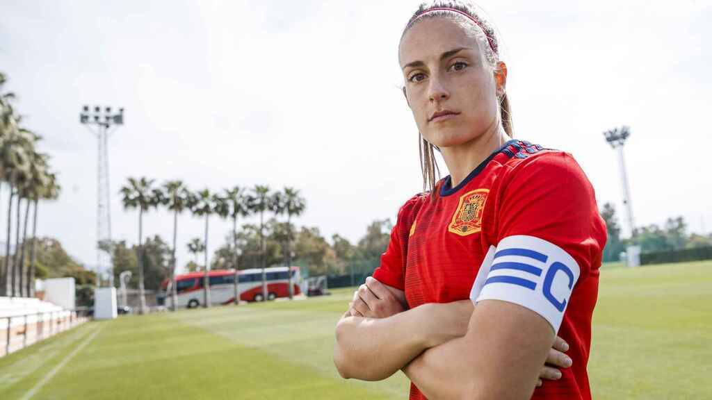 Alexia Putellas posa con el brazalete de la selección española.