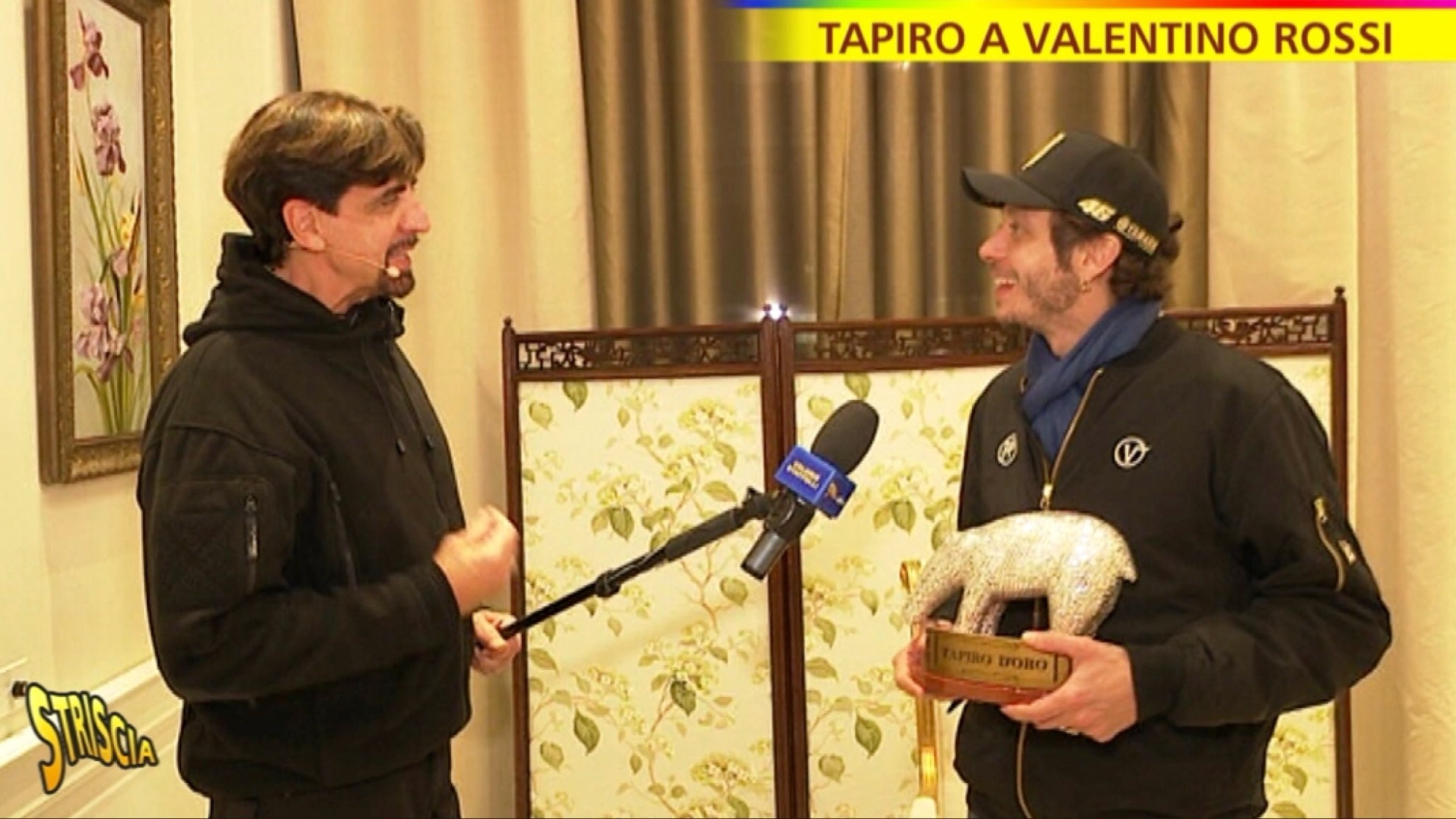 Valentino recibiendo el  'Tapiro D'Oro.