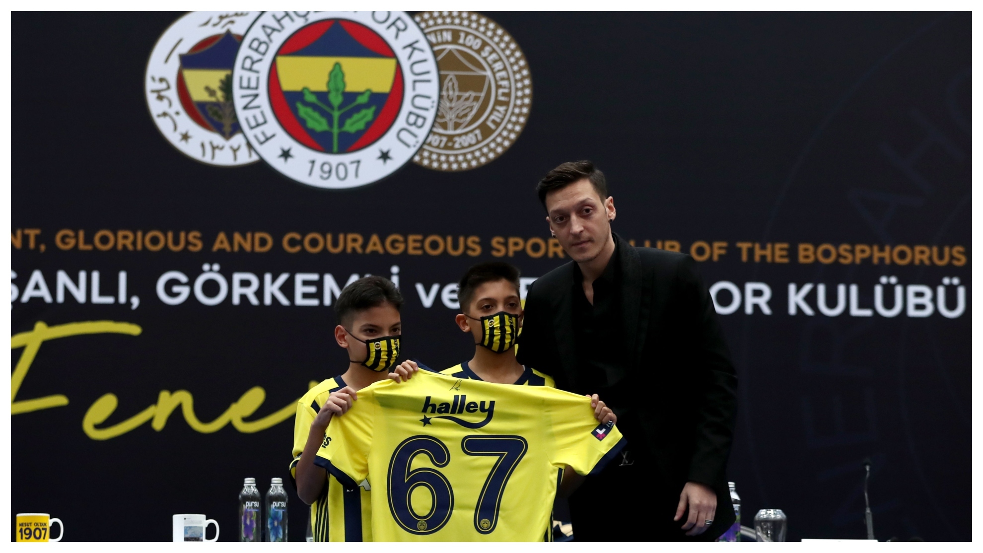 Mesut Özil, en su presentación con el Fenerbahçe.