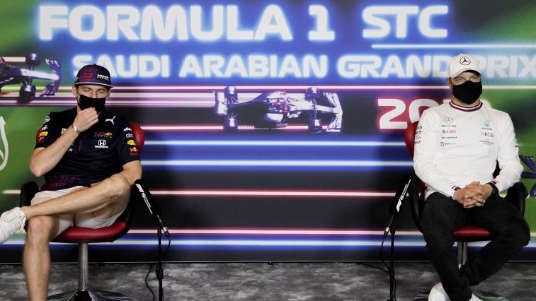 Max Verstappen y Valtteri Bottas, durante la rueda de prensa previa al GP de Arabia Saudí 2021.