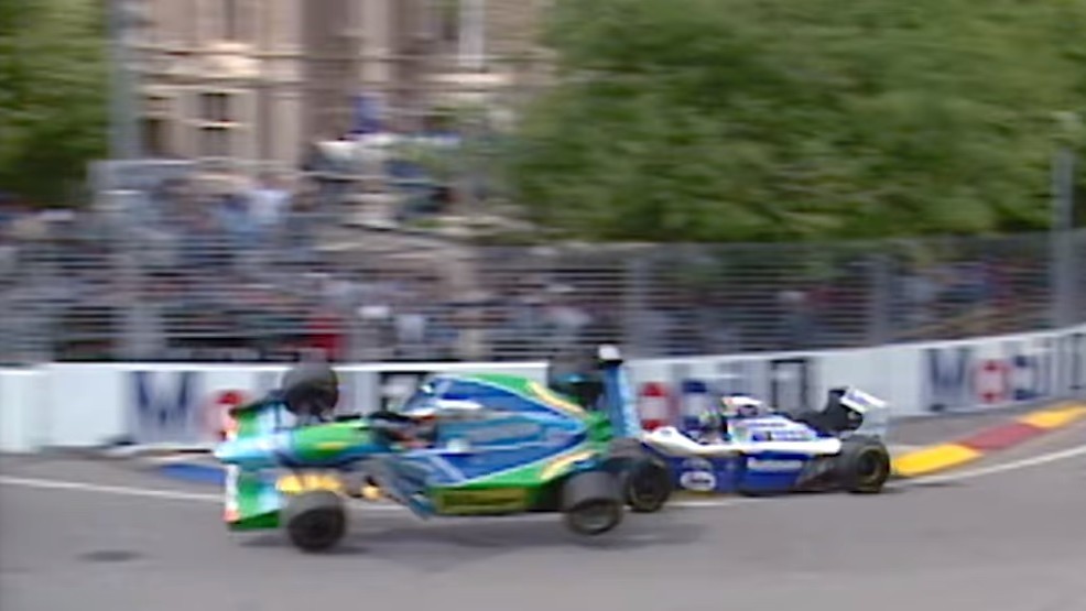 Michael Schumacher choca con Damon Hill, en el GP de Australia 1994.