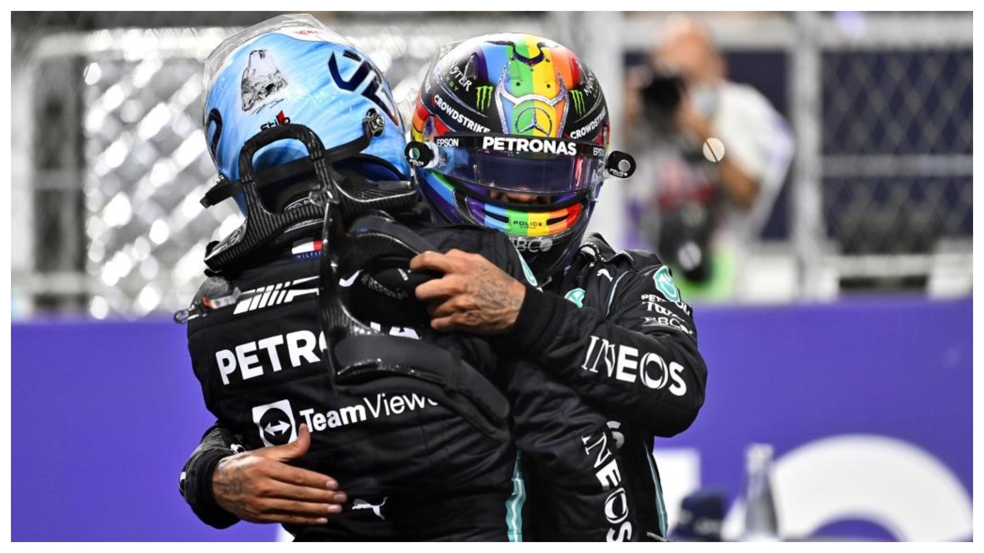 Bottas y Hamilton se abrazan tras su doblete en la clasificación en Arabia Saudí.