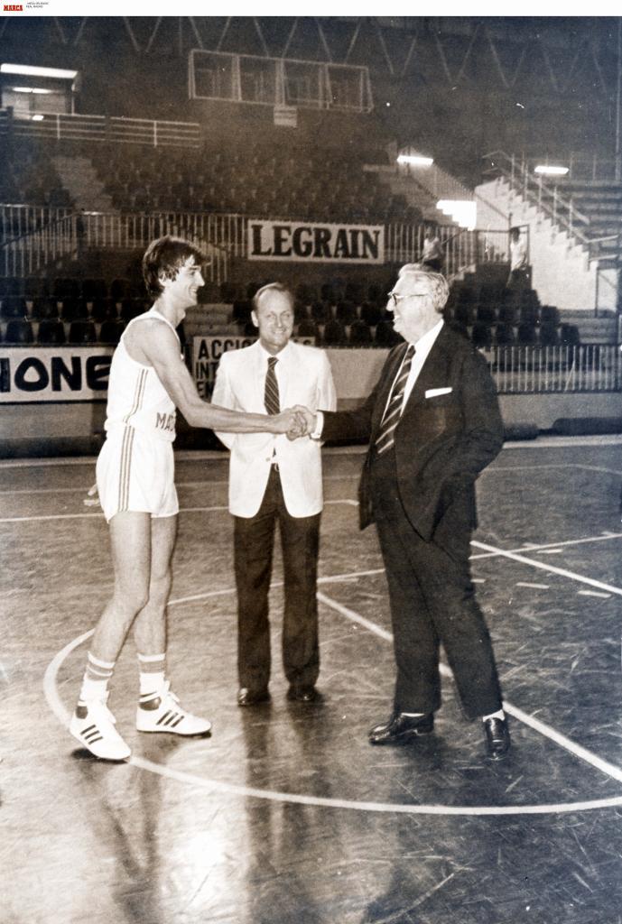Mirza Delibasic greets Luis de Carlos, then president of Real Madrid, in the presence of Miroslav Vorgic, the club's physical trainer.