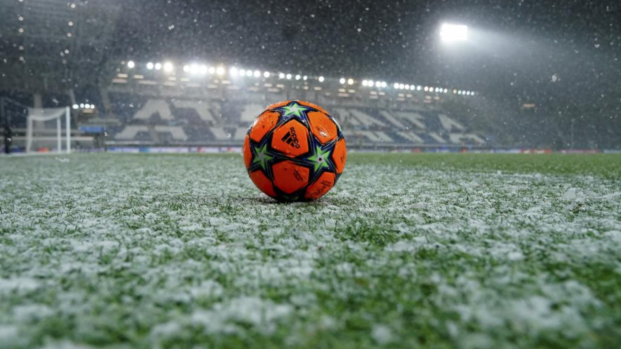 El balón naranja de la Champions sobre el césped del estadio de la Atalanta.