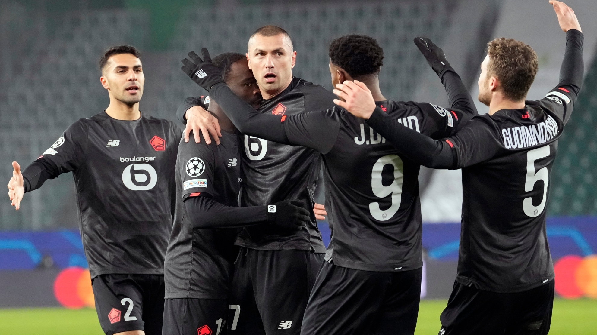 El Lille vence al Wolfsburgo y pasa a octavos con un gran Ikoné