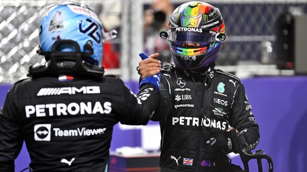 Hamilton y Bottas se felicitan en el Gran Premio de Arabia Saudí.