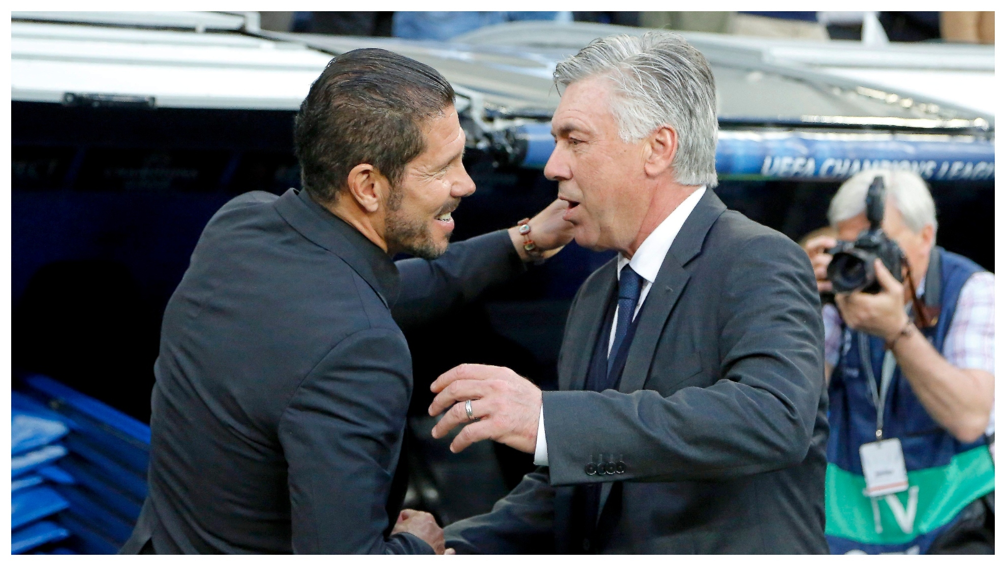 Ancelotti y Simeone se saludan antes de un derbi.