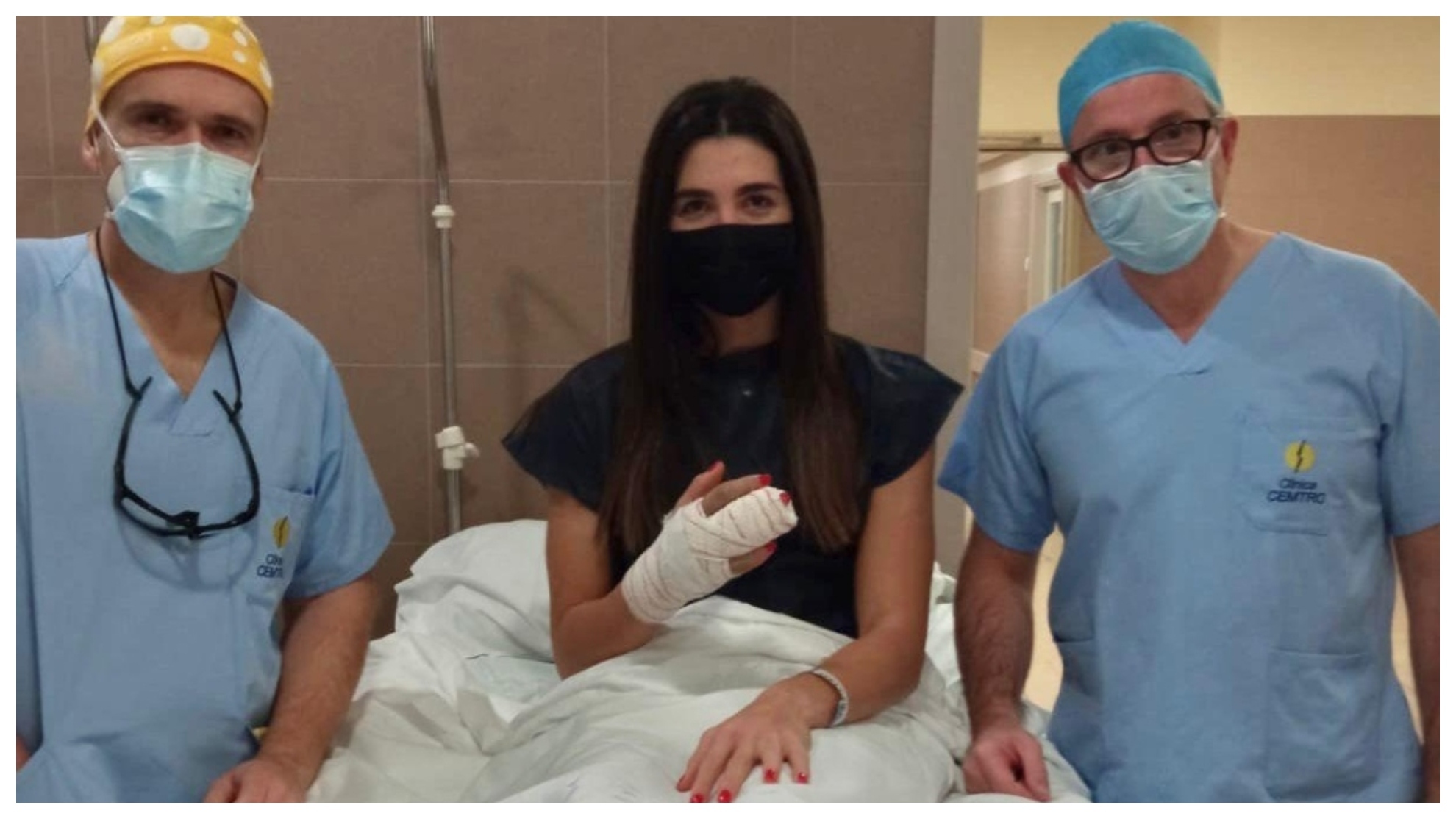 Lara González, con los doctores que la han operado
