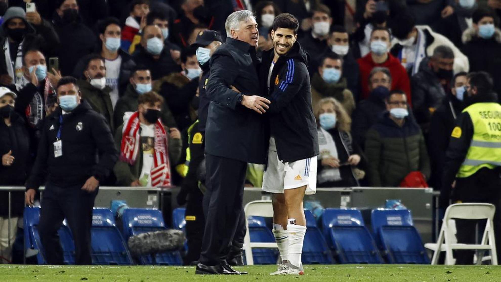 Carlo Ancelotti, abrazándose con Marco Asensio tras el partido.