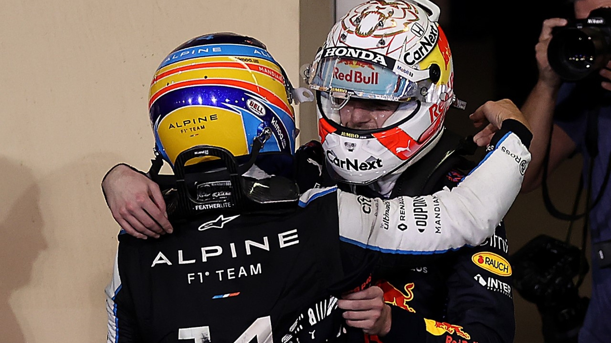 Alonso felicita a Max.