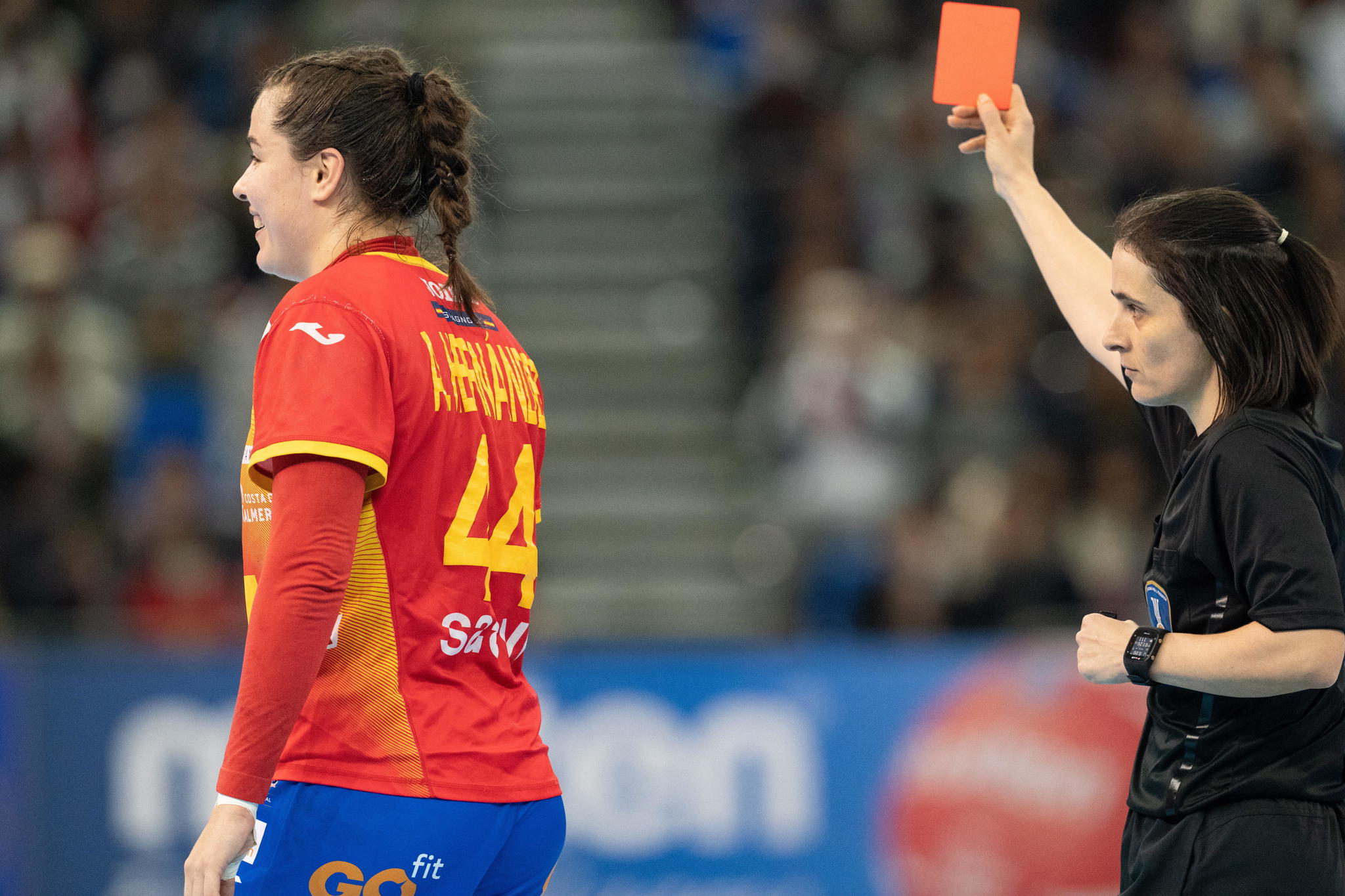 La rbitro Bonaventura mostrando tarjeta roja a la jugadora espaola en los ltimos segundos de la final de 2019