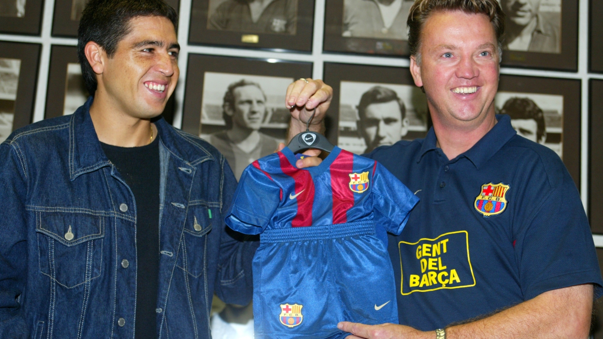 Riquelme, con Van Gaal en su presentación como jugador del Barça.