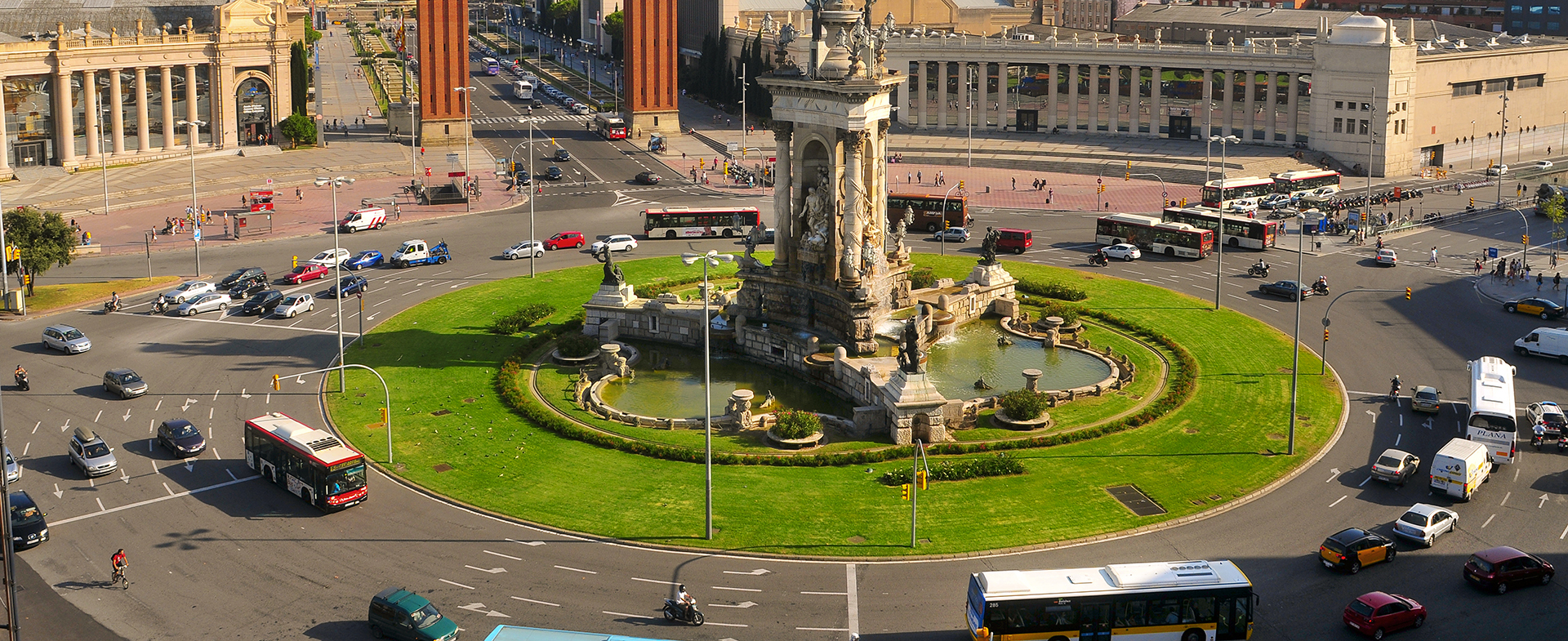 La glorieta de la Plaza de Espaa de Barcelona, regulada por semforos.