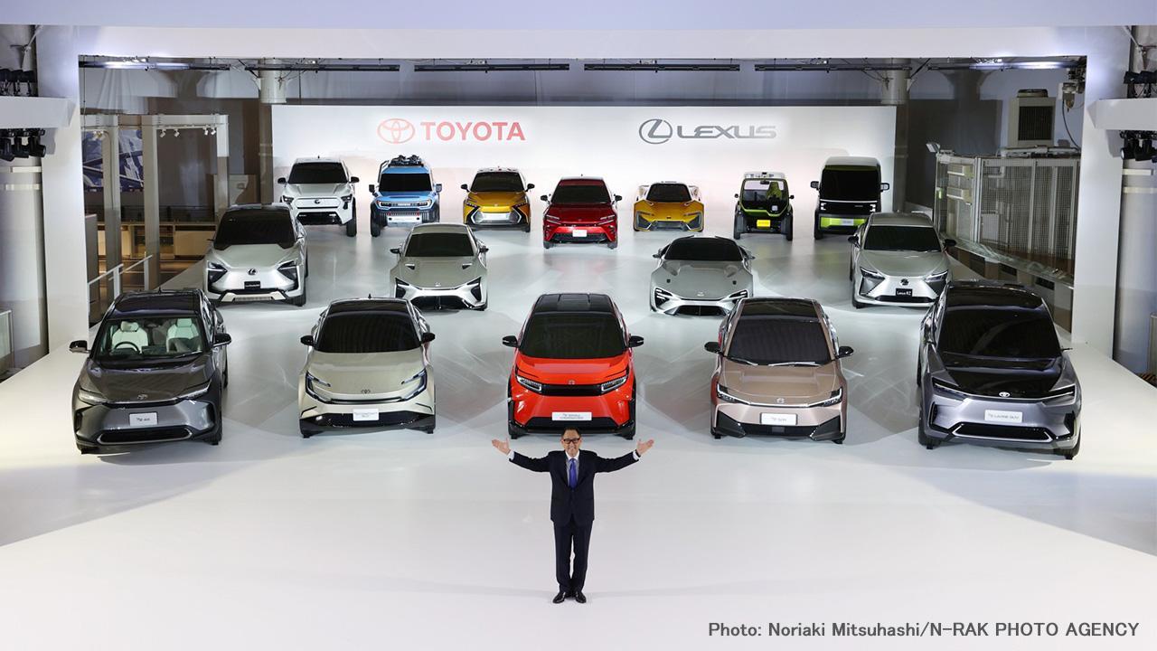 El presidente de Toyota delante de los 16 prototipos 100% eléctricos que ha mostrado.