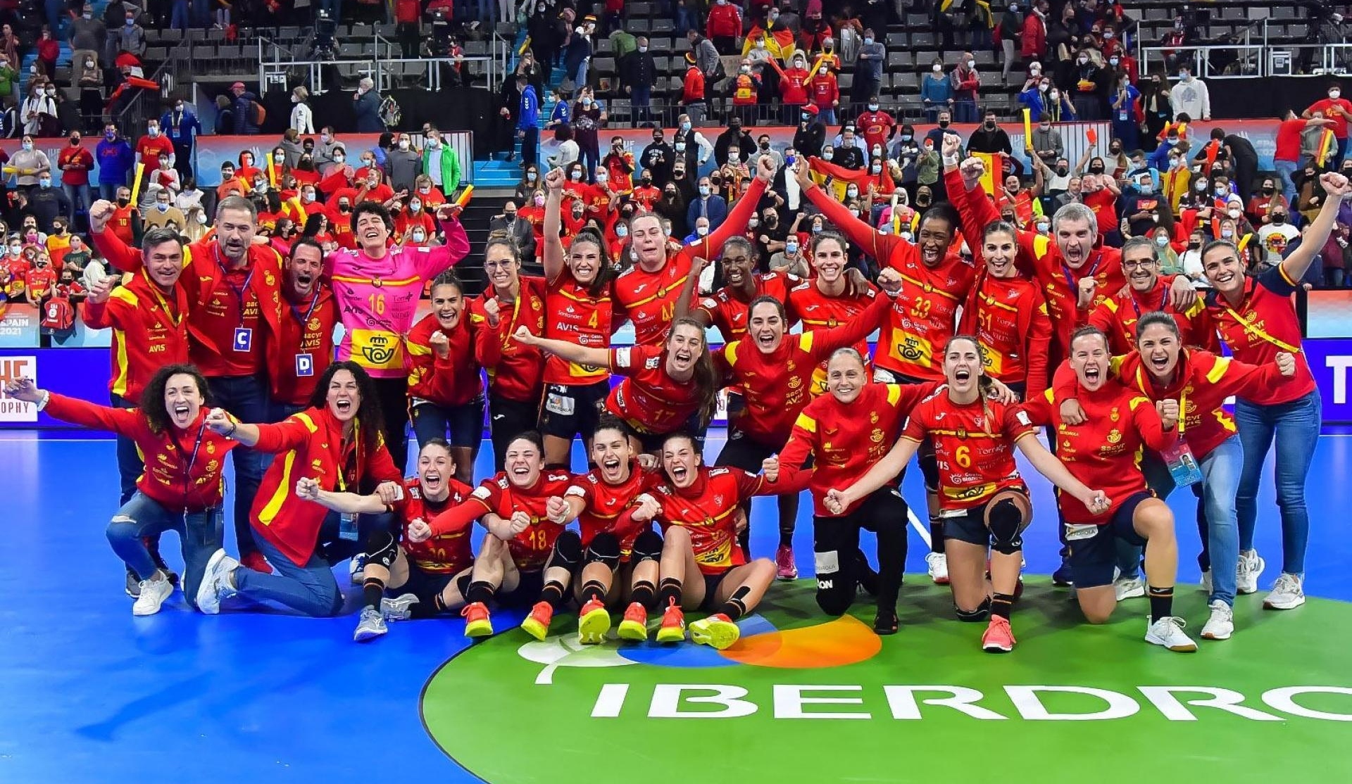 La selección española, celebrando su clasificación para las semifinales /