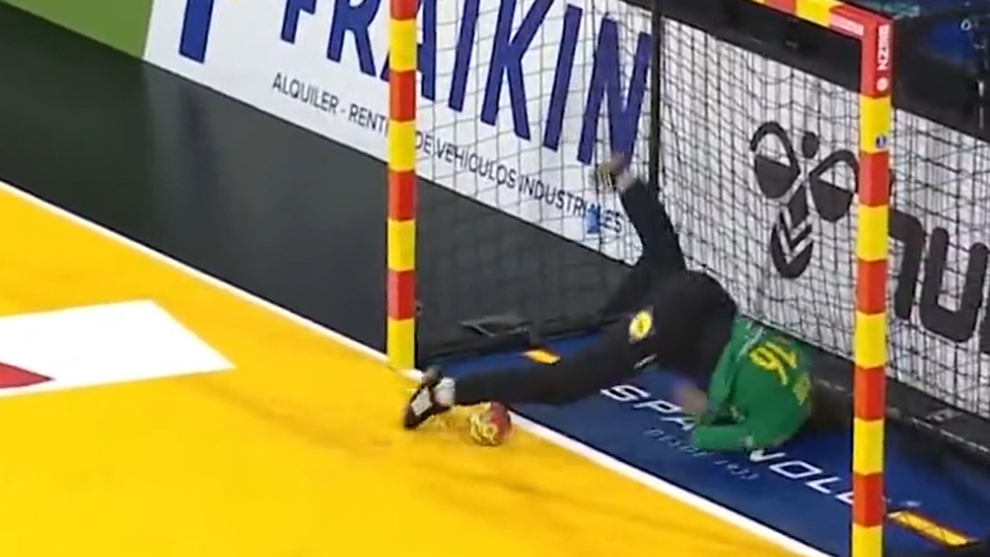 La meta sueca Jessica Ryde detiene el balón casi en la línea de gol /