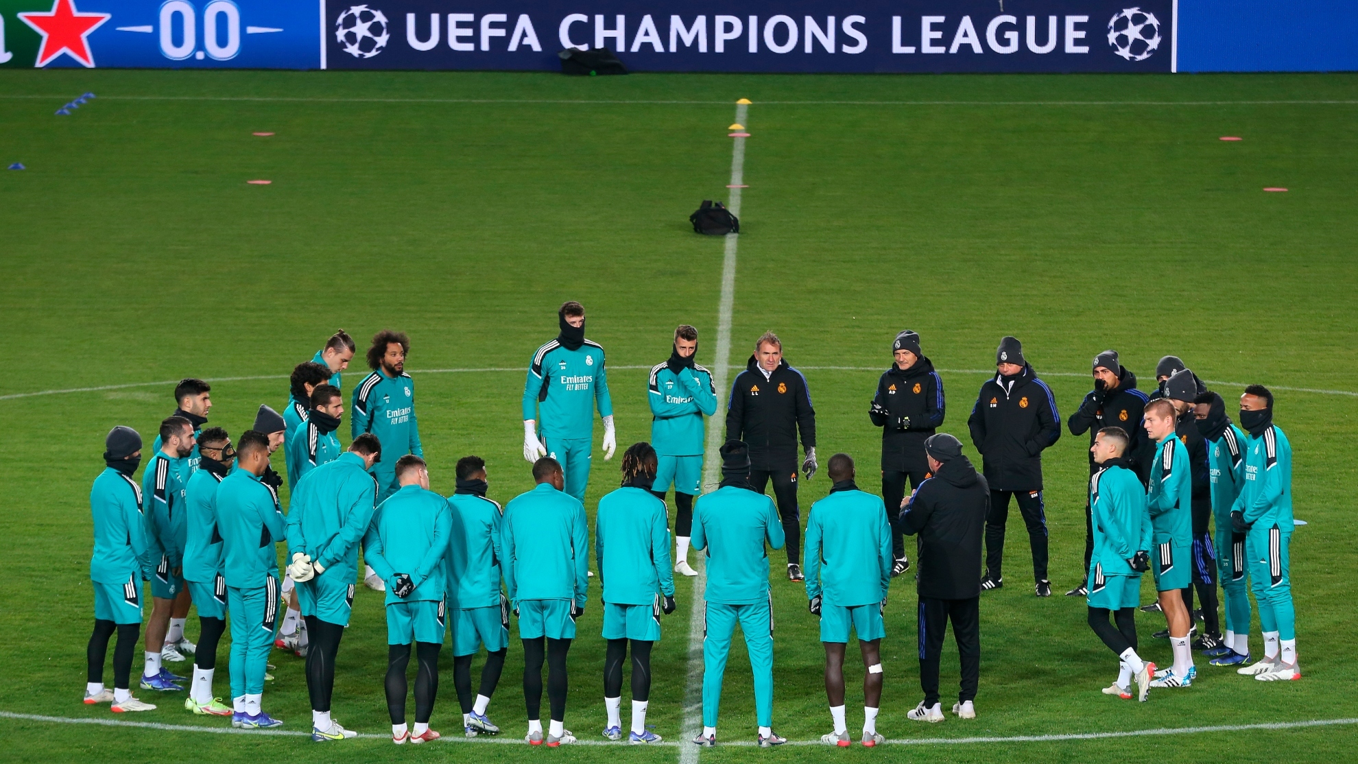 Ancelotti dando una charla a los jugadores en un entrenamiento de Champions.