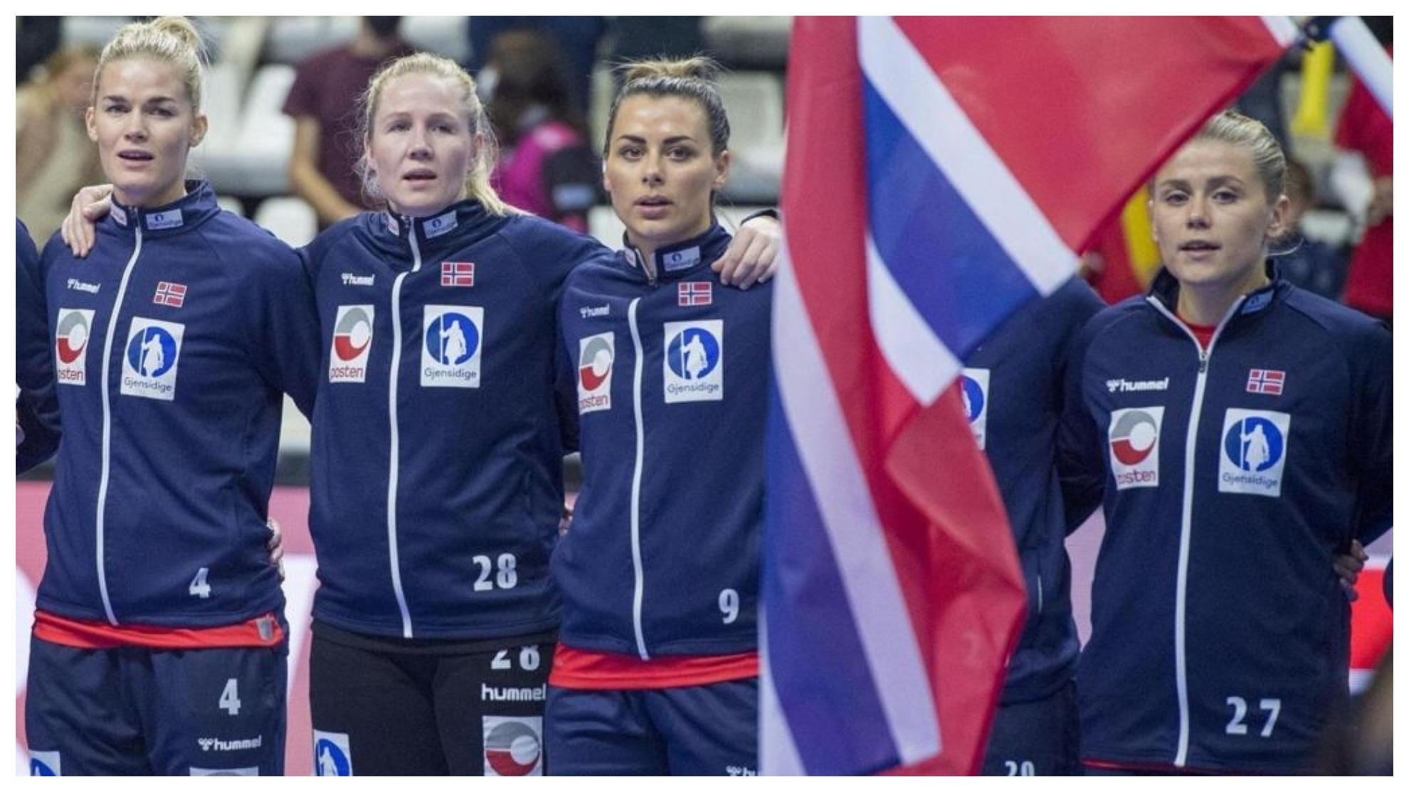 Las jugadoras noruegas, durante la interpretación de su himno en un partido /