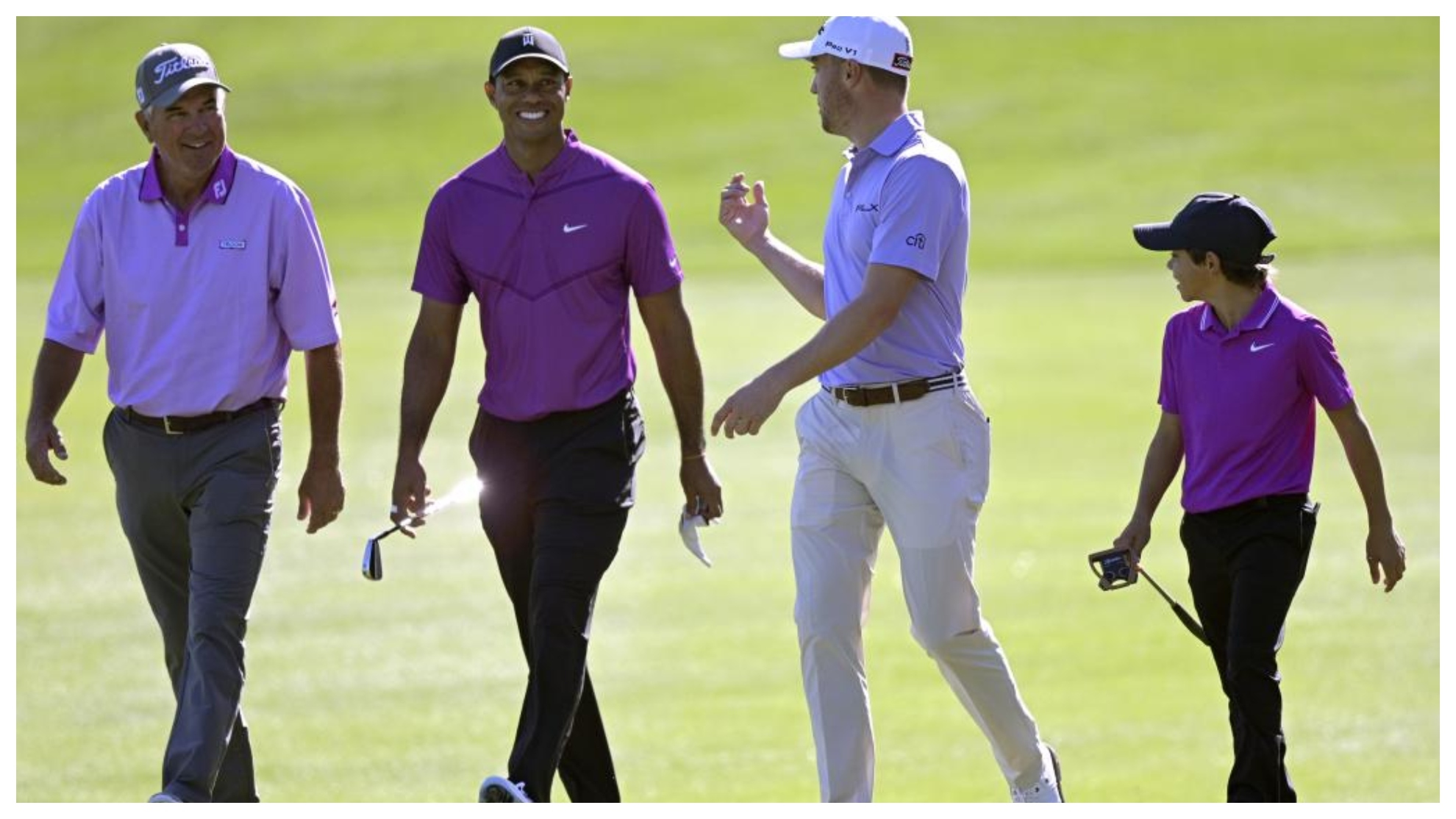 Tiger Woods, junto a Justin Thomas, el padre de éste, y el hijo de Woods, Charlie.