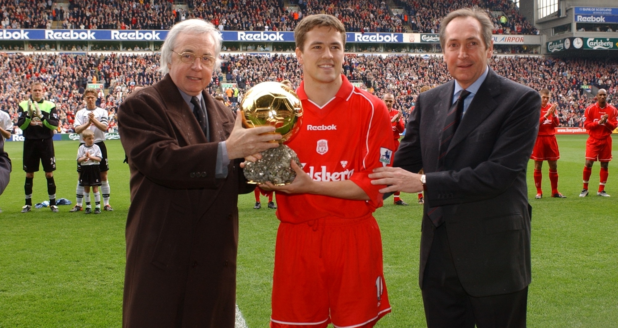 Michael Owen ofreciendo el Balón de Oro en Anfield.