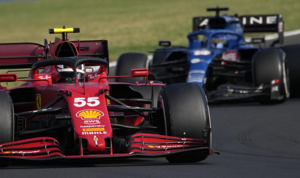 Carlos Sainz y Fernando Alonso, durante el Gran Premio de Hungría.