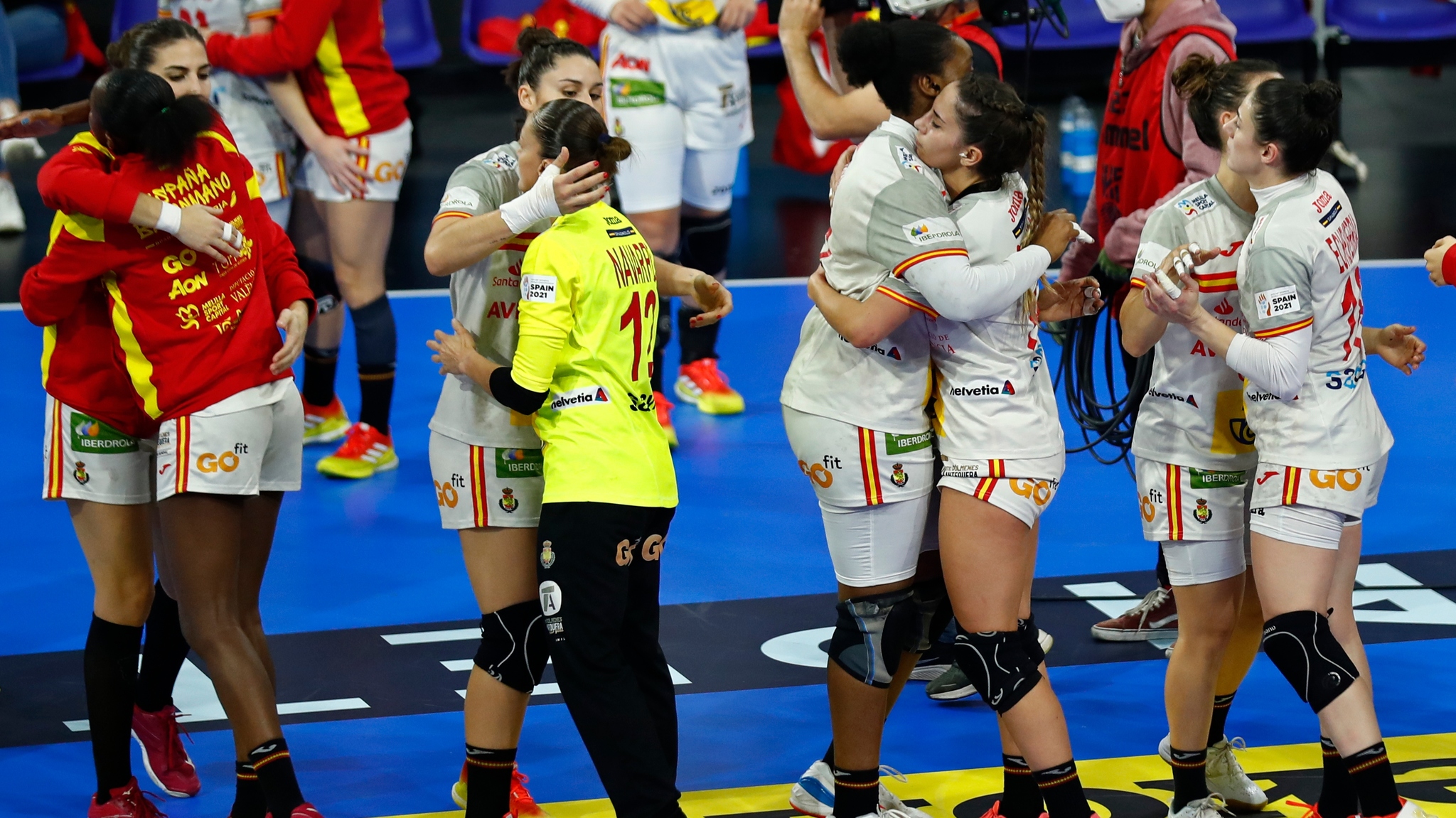 Las jugadoras española se abrazan al término del partido de semifinales ante Noruega /