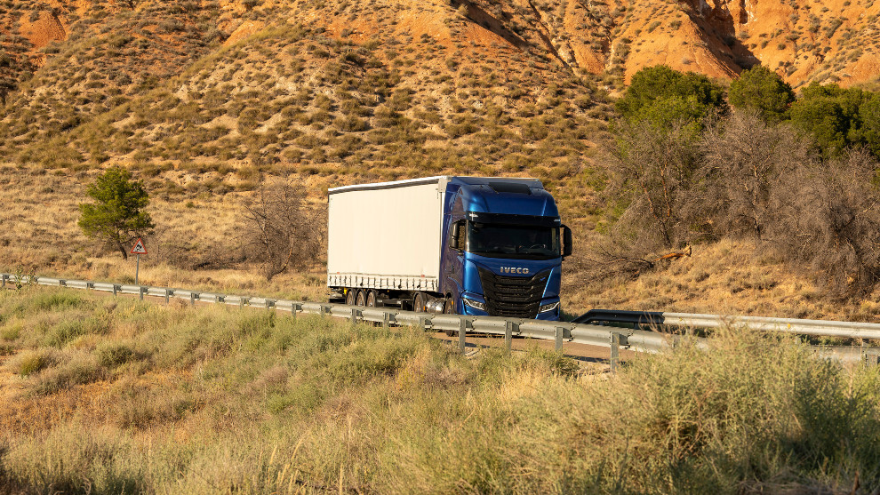 Un camión de la marca Iveco circula por una autovía.
