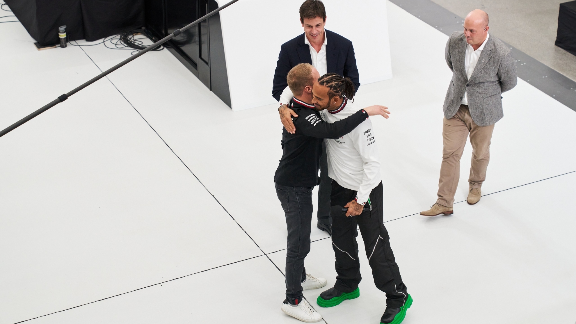 Bottas, en su despedida, abraza a Hamilton.