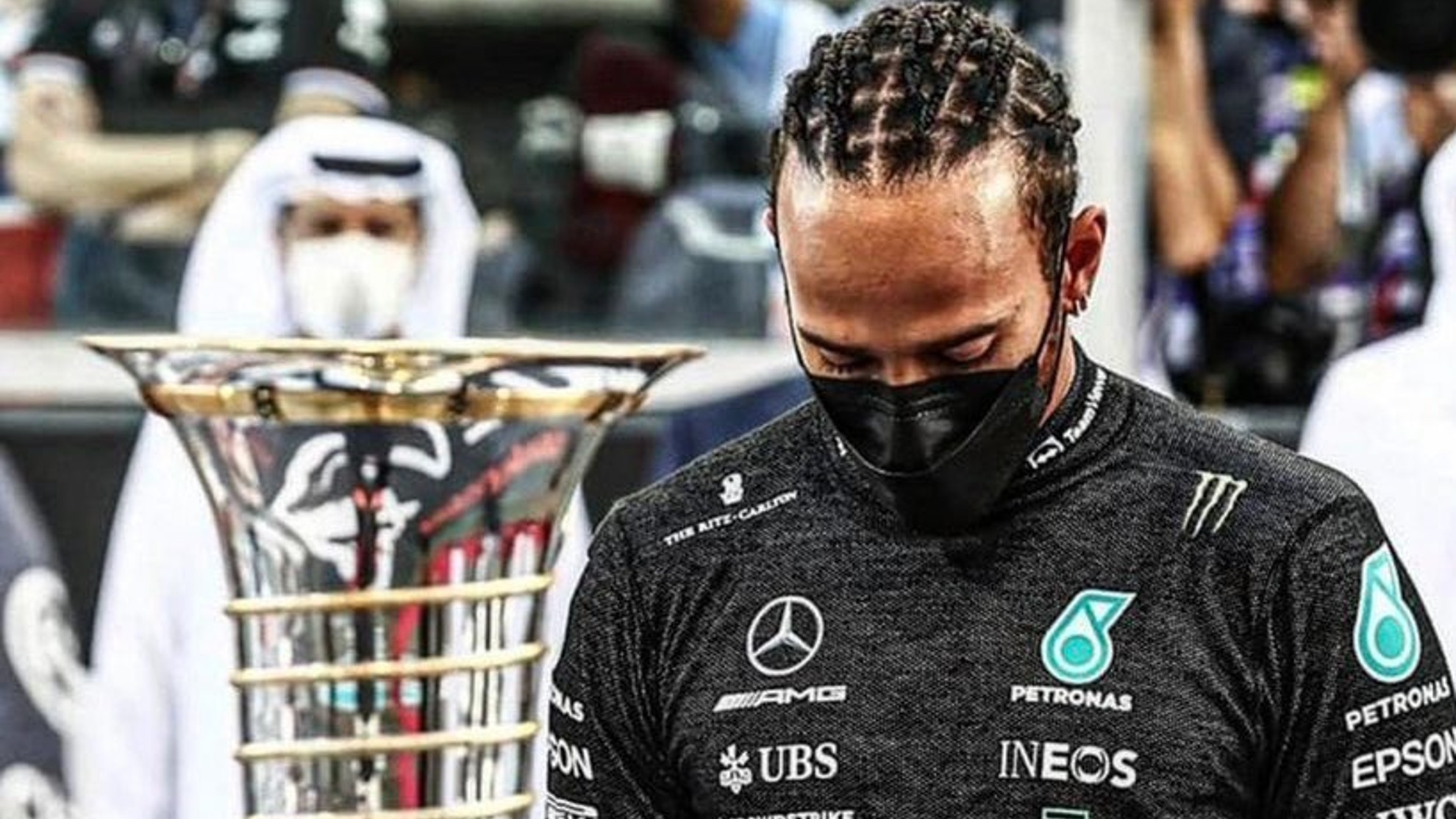 Hamilton, del que se rumorea una retirada, en los minutos previos al inicio del decisivo Gran Premio de Abu Dani.