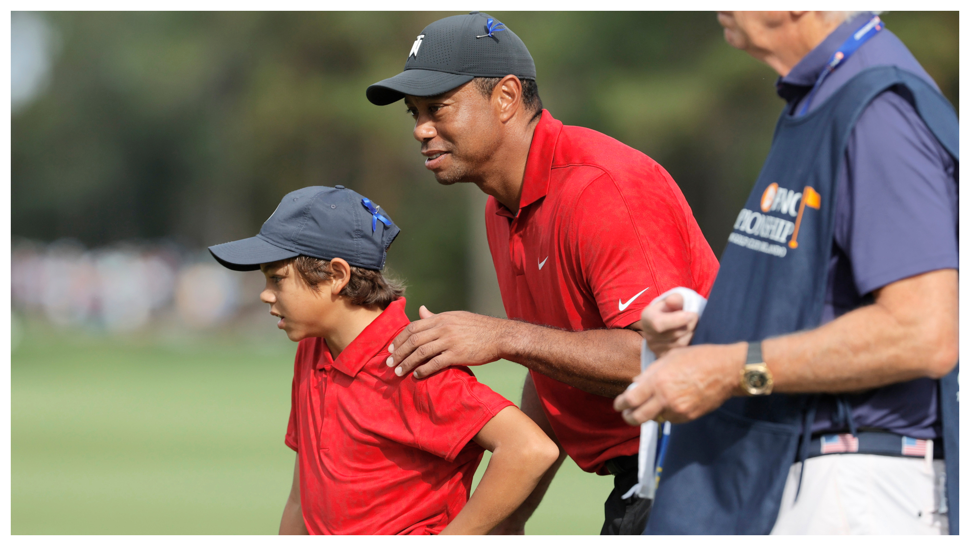 Tiger Woods habla con su hijo Charlie durante la segunda vuelta del PNC Championship.
