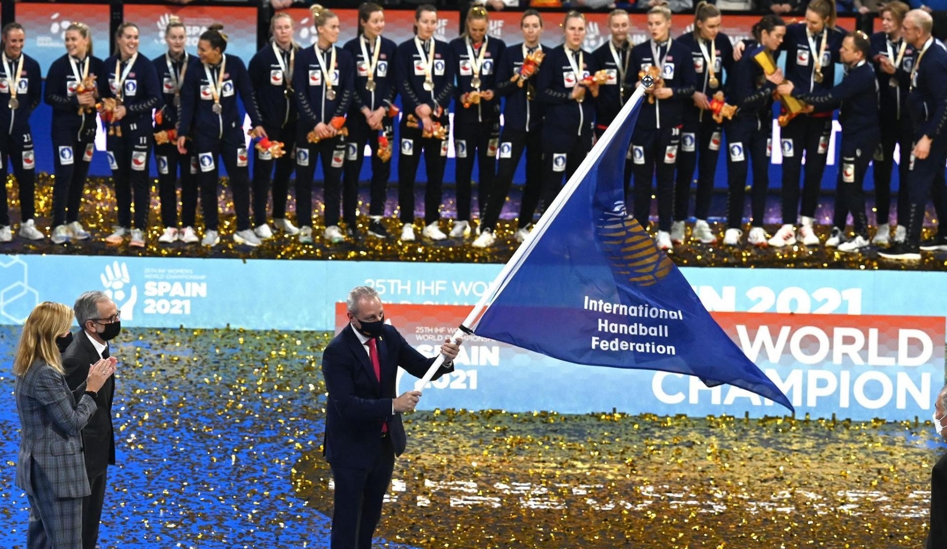El Presidente de la RFEBM pasa la bandera de la IHF al organizador del Mundial 2023 /